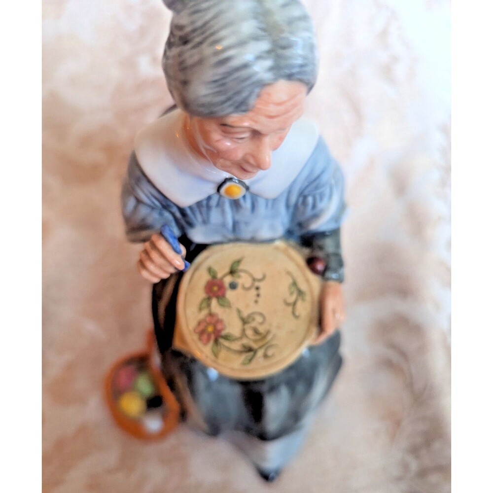 Vintage 1979 Royal Doulton Porcelain Grandma 7.5' Figurine Embroidering HN2855 - Picture 3 of 9